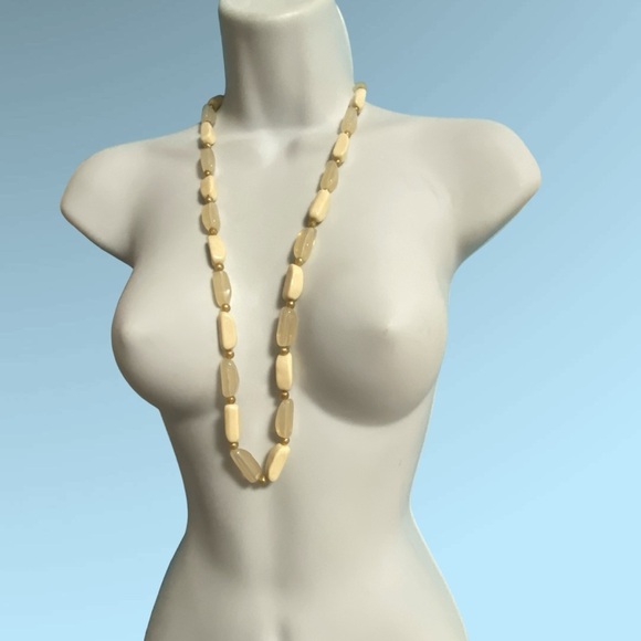 Vintage Beads Lucite Acrylic Cream Chunky Necklace - Picture 5 of 7